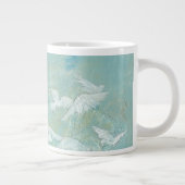 Weiße Vögel fliegen durch den blauen Himmel Jumbo-Tasse (Rechts)