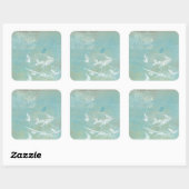 Weiße Vögel fliegen durch den blauen Himmel Quadratischer Aufkleber (Blatt)