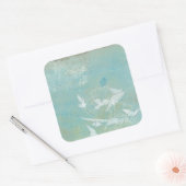 Weiße Vögel fliegen durch den blauen Himmel Quadratischer Aufkleber (Umschlag)