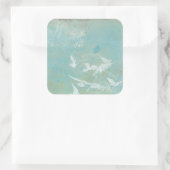 Weiße Vögel fliegen durch den blauen Himmel Quadratischer Aufkleber (Tasche)