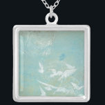 Weiße Vögel fliegen durch den blauen Himmel Versilberte Kette<br><div class="desc">Megan Meagher schuf diesen Druck von weißen Vögeln,  die durch einen blauen Himmel fliegen. Ein friedliches Bild,  das Weiß der Vögel und das Blau des Hintergrunds harmonieren sehr gut. Bestelle noch heute!</div>