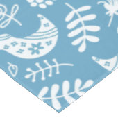 Weiße Vögel und Blume auf blau Tischdecke (Schrägansicht)