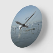 Weiße Vögel zeigen Hakuna matata.JPG Runde Wanduhr (Winkel)