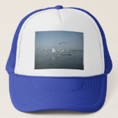 Weiße Vögel zeigen Hakuna matata.JPG Truckerkappe (Vorderseite)