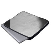 WEISSE WAND MIT SCHWARZTEXTIL LAPTOPSCHUTZHÜLLE (Vorne Knopf)