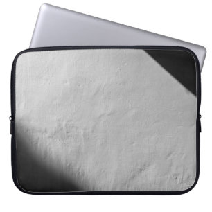 WEISSE WAND MIT SCHWARZTEXTIL LAPTOPSCHUTZHÜLLE