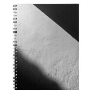 WEISSE WAND MIT SCHWARZTEXTIL NOTIZBLOCK
