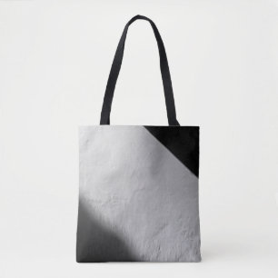 WEISSE WAND MIT SCHWARZTEXTIL TASCHE