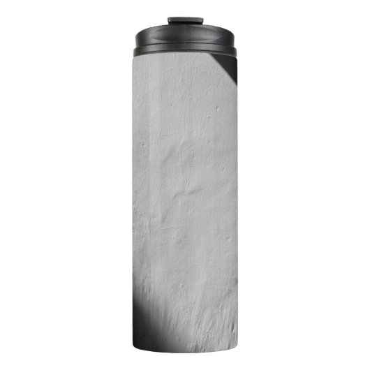 WEISSE WAND MIT SCHWARZTEXTIL THERMOSBECHER (Vorderseite)