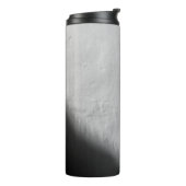 WEISSE WAND MIT SCHWARZTEXTIL THERMOSBECHER (Nach links gedreht)