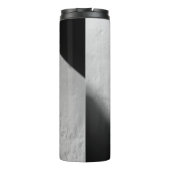 WEISSE WAND MIT SCHWARZTEXTIL THERMOSBECHER (Rückseite)