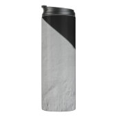 WEISSE WAND MIT SCHWARZTEXTIL THERMOSBECHER (Nach rechts gedreht)