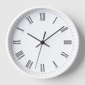 Weiße Wanduhr im römischen Stil (Vorderseite)