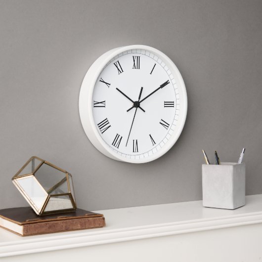 Weiße Wanduhr im römischen Stil (Büro)