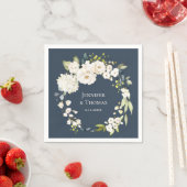 Weiße Wasserfarbenflora auf einer Hochzeit in Navy Serviette (Beispiel)