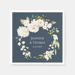 Weiße Wasserfarbenflora auf einer Hochzeit in Navy Serviette