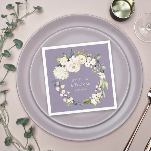 Weiße Wasserfarbenflora auf Lavendelhochzeit Serviette