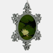 Weiße Wasserlilie I Friedliche Blumenfotografie Schneeflocken Zinn-Ornament (Links)