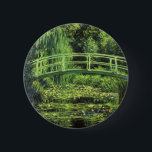 Weiße Wasserlilien von Claude Monet, Vintage Kunst Button<br><div class="desc">Die weißen Wasserlilien (1899) von Claude Monet sind ein Vintager Impressionist, der sich mit einem Blumengemälde auskennt. Es ist eine von vielen Variationen der Wasserlilien und japanischen Fußgängergemälde, die Monet in seinem Blumengarten im Frühjahr in Giverny, Frankreich, gemalt hat. Eine Fußgängerbrücke über einen Teich in grünen Tönen. Über den Künstler:...</div>