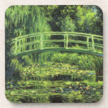 Weiße Wasserlilien von Claude Monet, Vintage Kunst Getränkeuntersetzer<br><div class="desc">Die weißen Wasserlilien (1899) von Claude Monet sind ein Vintager Impressionist, der sich mit einem Blumengemälde auskennt. Es ist eine von vielen Variationen der Wasserlilien und japanischen Fußgängergemälde, die Monet in seinem Blumengarten im Frühjahr in Giverny, Frankreich, gemalt hat. Eine Fußgängerbrücke über einen Teich in grünen Tönen. Über den Künstler:...</div>