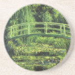 Weiße Wasserlilien von Claude Monet, Vintage Kunst Getränkeuntersetzer<br><div class="desc">Die weißen Wasserlilien (1899) von Claude Monet sind ein Vintager Impressionist, der sich mit einem Blumengemälde auskennt. Es ist eine von vielen Variationen der Wasserlilien und japanischen Fußgängergemälde, die Monet in seinem Blumengarten im Frühjahr in Giverny, Frankreich, gemalt hat. Eine Fußgängerbrücke über einen Teich in grünen Tönen. Über den Künstler:...</div>
