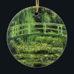 Weiße Wasserlilien von Claude Monet, Vintage Kunst Keramikornament<br><div class="desc">Die weißen Wasserlilien (1899) von Claude Monet sind ein Vintager Impressionist, der sich mit einem Blumengemälde auskennt. Es ist eine von vielen Variationen der Wasserlilien und japanischen Fußgängergemälde, die Monet in seinem Blumengarten im Frühjahr in Giverny, Frankreich, gemalt hat. Eine Fußgängerbrücke über einen Teich in grünen Tönen. Über den Künstler:...</div>