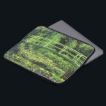 Weiße Wasserlilien von Claude Monet, Vintage Kunst Laptopschutzhülle<br><div class="desc">Die weißen Wasserlilien (1899) von Claude Monet sind ein Vintager Impressionist, der sich mit einem Blumengemälde auskennt. Es ist eine von vielen Variationen der Wasserlilien und japanischen Fußgängergemälde, die Monet in seinem Blumengarten im Frühjahr in Giverny, Frankreich, gemalt hat. Eine Fußgängerbrücke über einen Teich in grünen Tönen. Über den Künstler:...</div>