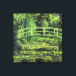 Weiße Wasserlilien von Claude Monet, Vintage Kunst Leinwanddruck<br><div class="desc">Die weißen Wasserlilien (1899) von Claude Monet sind ein Vintager Impressionist, der sich mit einem Blumengemälde auskennt. Es ist eine von vielen Variationen der Wasserlilien und japanischen Fußgängergemälde, die Monet in seinem Blumengarten im Frühjahr in Giverny, Frankreich, gemalt hat. Eine Fußgängerbrücke über einen Teich in grünen Tönen. Über den Künstler:...</div>