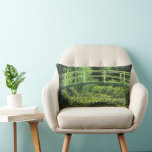 Weiße Wasserlilien von Claude Monet, Vintage Kunst Lendenkissen<br><div class="desc">Die weißen Wasserlilien (1899) von Claude Monet sind ein Vintager Impressionist, der sich mit einem Blumengemälde auskennt. Es ist eine von vielen Variationen der Wasserlilien und japanischen Fußgängergemälde, die Monet in seinem Blumengarten im Frühjahr in Giverny, Frankreich, gemalt hat. Eine Fußgängerbrücke über einen Teich in grünen Tönen. Über den Künstler:...</div>