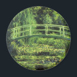 Weiße Wasserlilien von Claude Monet, Vintage Kunst Magnet<br><div class="desc">Die weißen Wasserlilien (1899) von Claude Monet sind ein Vintager Impressionist, der sich mit einem Blumengemälde auskennt. Es ist eine von vielen Variationen der Wasserlilien und japanischen Fußgängergemälde, die Monet in seinem Blumengarten im Frühjahr in Giverny, Frankreich, gemalt hat. Eine Fußgängerbrücke über einen Teich in grünen Tönen. Über den Künstler:...</div>