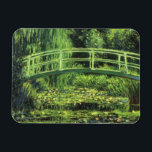 Weiße Wasserlilien von Claude Monet, Vintage Kunst Magnet<br><div class="desc">Die weißen Wasserlilien (1899) von Claude Monet sind ein Vintager Impressionist, der sich mit einem Blumengemälde auskennt. Es ist eine von vielen Variationen der Wasserlilien und japanischen Fußgängergemälde, die Monet in seinem Blumengarten im Frühjahr in Giverny, Frankreich, gemalt hat. Eine Fußgängerbrücke über einen Teich in grünen Tönen. Über den Künstler:...</div>