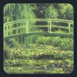 Weiße Wasserlilien von Claude Monet, Vintage Kunst Quadratischer Aufkleber<br><div class="desc">Die weißen Wasserlilien (1899) von Claude Monet sind ein Vintager Impressionist, der sich mit einem Blumengemälde auskennt. Es ist eine von vielen Variationen der Wasserlilien und japanischen Fußgängergemälde, die Monet in seinem Blumengarten im Frühjahr in Giverny, Frankreich, gemalt hat. Eine Fußgängerbrücke über einen Teich in grünen Tönen. Über den Künstler:...</div>