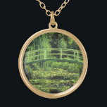 Weiße Wasserlilien von Claude Monet, Vintage Kunst Vergoldete Kette<br><div class="desc">Die weißen Wasserlilien (1899) von Claude Monet sind ein Vintager Impressionist, der sich mit einem Blumengemälde auskennt. Es ist eine von vielen Variationen der Wasserlilien und japanischen Fußgängergemälde, die Monet in seinem Blumengarten im Frühjahr in Giverny, Frankreich, gemalt hat. Eine Fußgängerbrücke über einen Teich in grünen Tönen. Über den Künstler:Claude...</div>