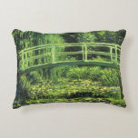 Weiße Wasserlilien von Claude Monet, Vintage Kunst Zierkissen<br><div class="desc">Die weißen Wasserlilien (1899) von Claude Monet sind ein Vintager Impressionist, der sich mit einem Blumengemälde auskennt. Es ist eine von vielen Variationen der Wasserlilien und japanischen Fußgängergemälde, die Monet in seinem Blumengarten im Frühjahr in Giverny, Frankreich, gemalt hat. Eine Fußgängerbrücke über einen Teich in grünen Tönen. Über den Künstler:...</div>