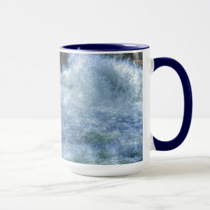 Weiße Wasserrutsche in der Natur Tasse
