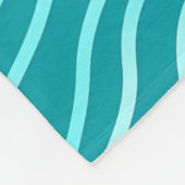 Weiße Wavy-Linien auf blauem/grünem Hintergrund Fleecedecke (Ecke)