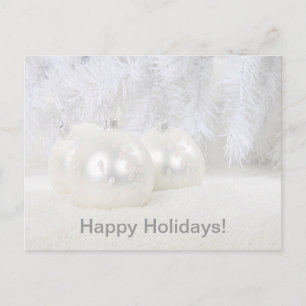 Weiße Weihnachtsbälle im Hintergrund Feiertagspostkarte