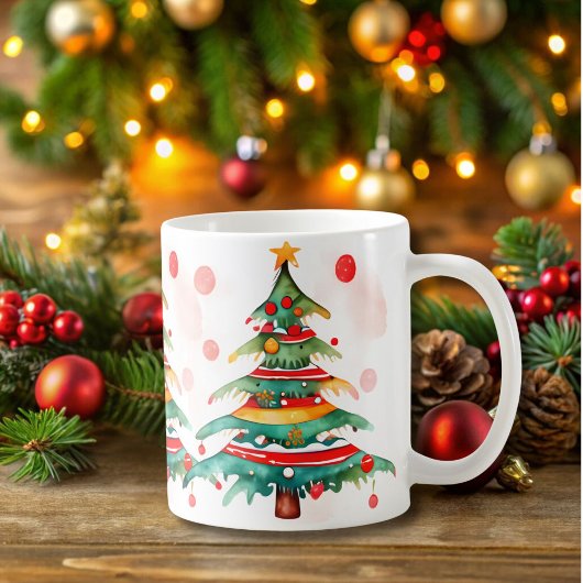 Weiße Weihnachtsbaum mit Ornamenten und Dot Kaffeetasse