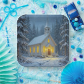 Weiße Weihnachtskapelle in Winterkiefern Pappteller (Party)