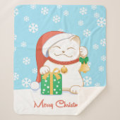 Weiße Weihnachtskatze in einem Red Hat Sherpadecke (Vorderseite)