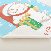 Weiße Weihnachtskatze in einem Red Hat Sherpadecke (3/4)