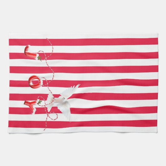 weiße Weihnachtskuppe auf Streifen Geschirrtuch (Horizontal)