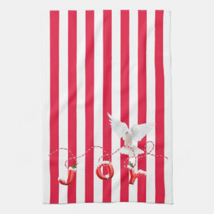 weiße Weihnachtskuppe auf Streifen Geschirrtuch