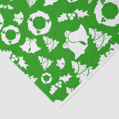 Weiße Weihnachtsschmuck im grünen Hintergrund Seidenpapier (Ausschnitt)