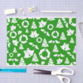 Weiße Weihnachtsschmuck im grünen Hintergrund Seidenpapier (Handwerk)