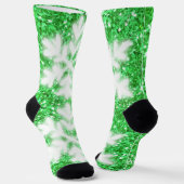 Weiße weiße Schneeflocken im Weihnachtsgrün Socken (Gewinkelt)