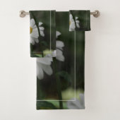 Weiße Wildblume mit dunkelgrün Badhandtuch Set (Insitu)