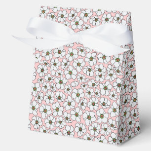 Weiße Wildblumen auf Rosa Geschenkschachtel