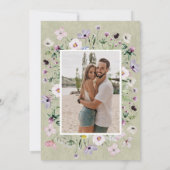 Weiße Wildblumen Grüne Foto Hochzeit Einladung (Rückseite)