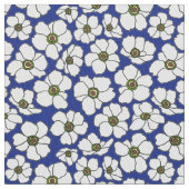 Weiße Windblumen auf Blau Stoff (Nahaufnahme)